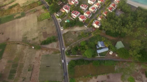Vista aérea de Mauricio con tierras de cultivo y costa — Vídeo de stock