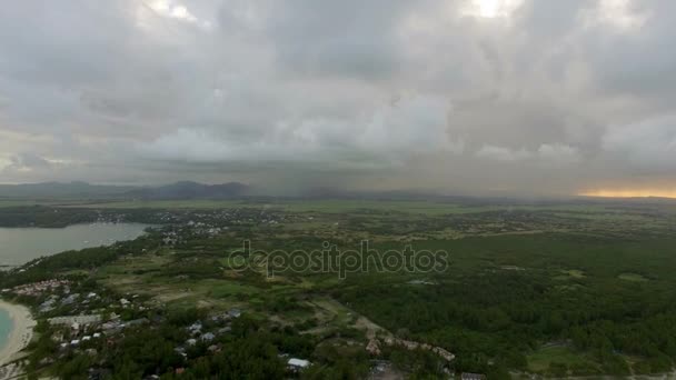 Volare sull'isola di Mauritius con nuvole basse — Video Stock