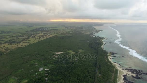 Vue aérienne de la côte avec plage de sable et palmiers et eau de l'océan Indien, île Maurice 