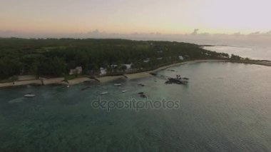 Okyanus mavisi su hareketli sahil, Mauritius Adası kamera ile dalgalar, mercan ve su tesisleri, havadan görünümü