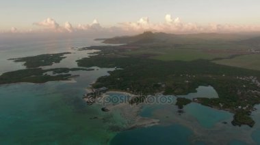 Mauritius Adası kıyı şeridinin havadan görünüşü