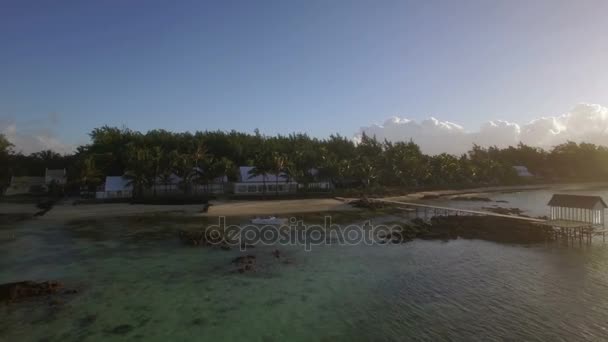 Volar sobre el complejo costero y las zonas verdes de la isla de Mauricio — Vídeo de stock