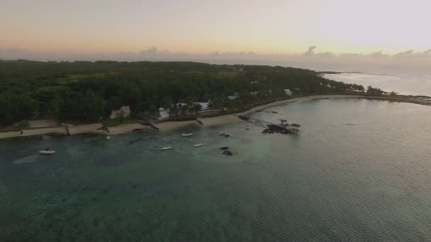 Εναέρια άποψη του νερού μπλε του Ωκεανού με κύματα, κοράλλια και θαλάσσια φυτά, κάμερα κινείται προς την ακτή, Νησί Μαυρίκιος — Αρχείο Βίντεο