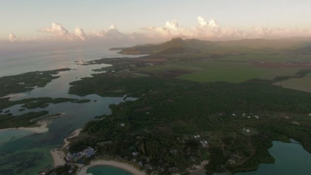 Antenowe sceny zielone i błękitne laguny z wyspy Mauritius — Wideo stockowe