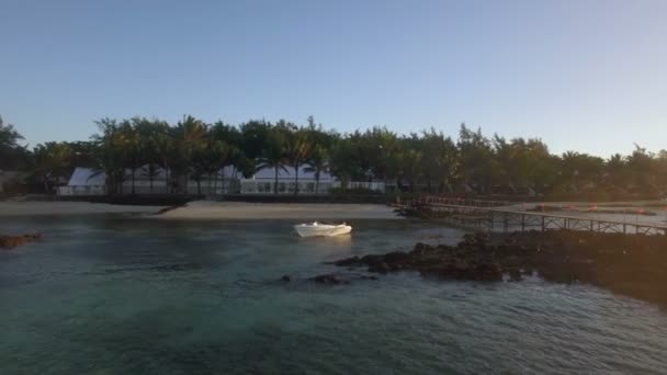 Luchtfoto van de kustlijn van Mauritius eiland — Stockvideo