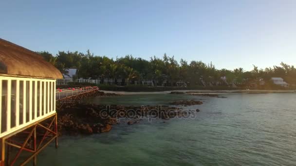 Flygande längs kusten på tropical resort — Stockvideo