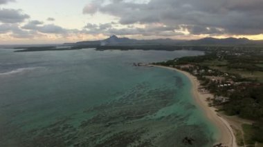 Mauritius Adası kıyı şeridinin havadan görünüşü