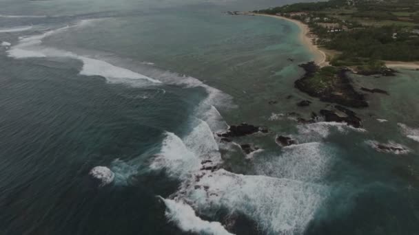 Вид на океан и ландшафт Маврикия, воздушная съемка — стоковое видео