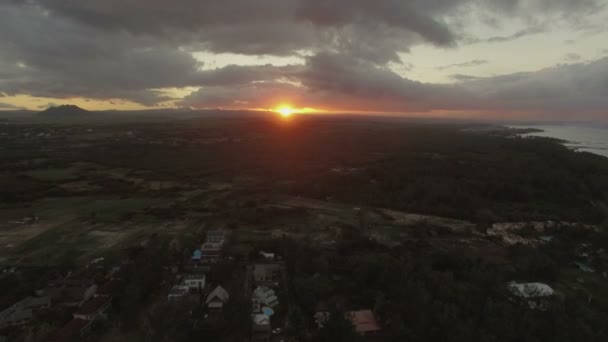 夕暮れモーリシャスの緑の本土上空 — ストック動画