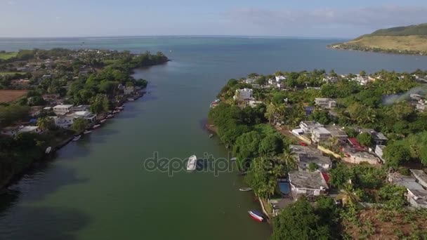 Mauricio ciudad costera y río cayendo en el océano, vista aérea — Vídeo de stock