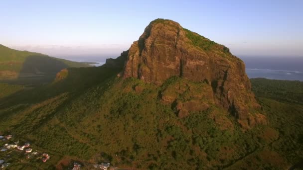 Le Morne Brabant berg in Mauritius, luchtfoto — Stockvideo