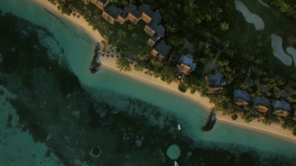 Aerial shot of island oceanfront with villas, Mauritius — Stock Video