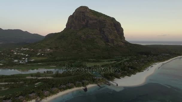 Le Morne Brabant schiereiland met berg, luchtfoto Mauritius — Stockvideo