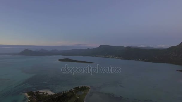 Survoler l'océan et l'île Maurice 