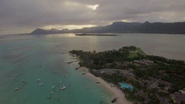 Luftaufnahme des blauen Ozeans und der mauritischen Insel — Stockvideo