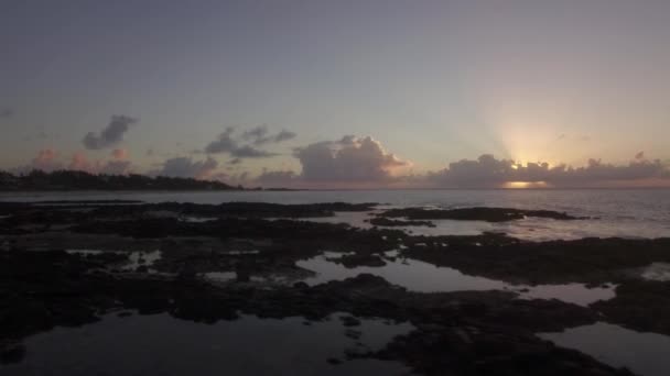 Czarne kamienie i wybrzeże Mauritius w widokiem na zachód słońca, antenowe — Wideo stockowe