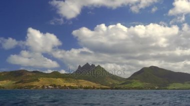 Dağları olan yeşil Mauritius Adası 'nın liman manzarası