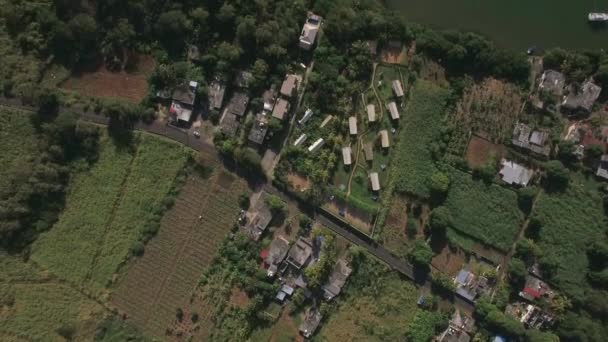 Vista aérea del distrito rural, campos agrícolas, calles, techos de casas, bosque — Vídeos de Stock