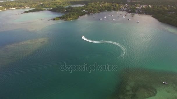 Voando sobre barco a motor navegando na baía, Ilha Maurícia — Vídeo de Stock