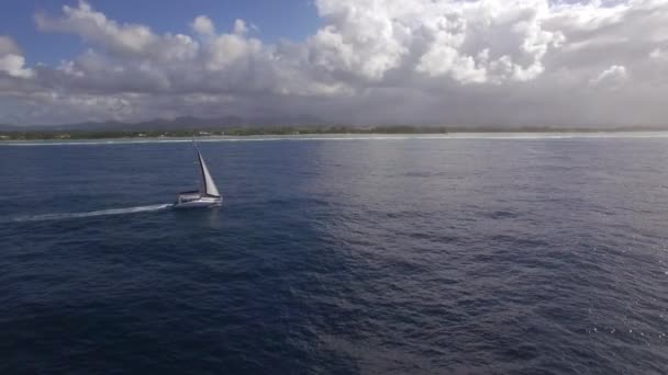Вітрильна яхта і острівне узбережжя, повітряний постріл — стокове відео