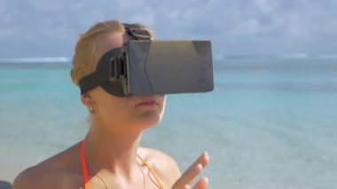 VR-kulaklık sahilde kullanan kadın