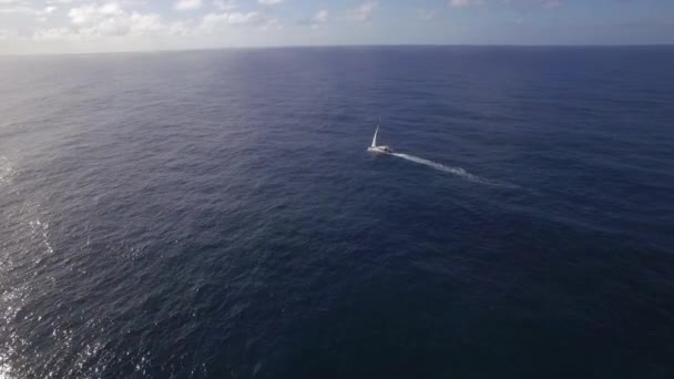 Vue aérienne du voilier blanc dans l'eau bleue de l'océan vide contre le ciel, Ile Maurice 