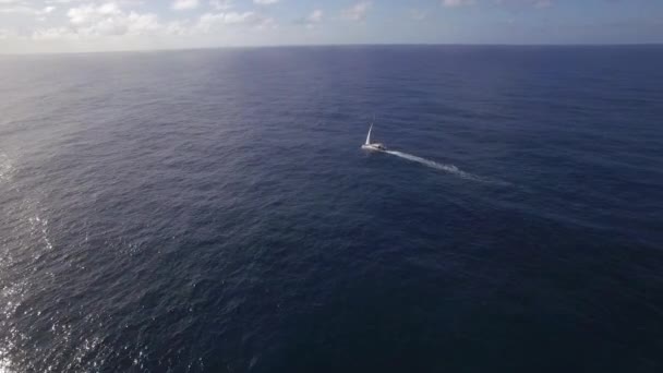 Vista aérea de yate blanco de vela en agua azul océano vacío contra el cielo, Isla Mauricio — Vídeo de stock