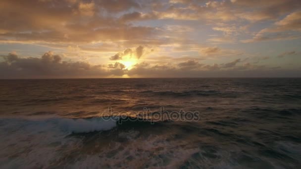 Letecký zblízka pohled na vodní vlny v blízkosti pobřeží Indického oceánu, Mauricius Island — Stock video