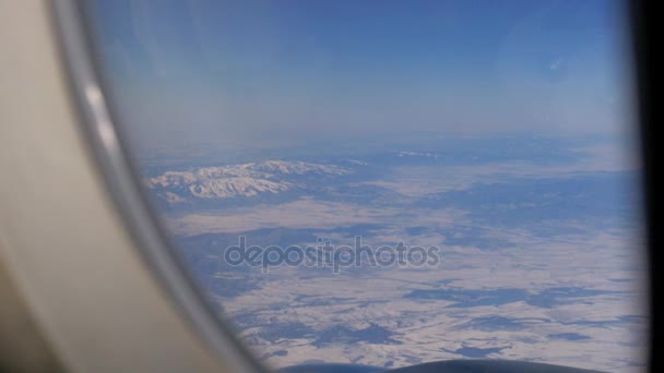 Aviones ala y pintoresco paisaje de montaña de alto nivel desde la ventana del avión — Vídeos de Stock