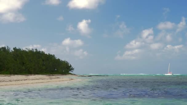 Pittoresk utsikt över strand och Indiska oceanen och segelbåt, Mauritius Island — Stockvideo