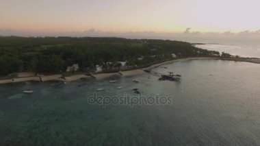 Okyanus mavisi su hareketli sahil, Mauritius Adası kamera ile dalgalar, mercan ve su tesisleri, havadan görünümü