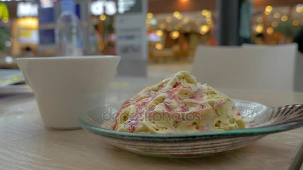 Comer postre en la cafetería del centro comercial — Vídeo de stock