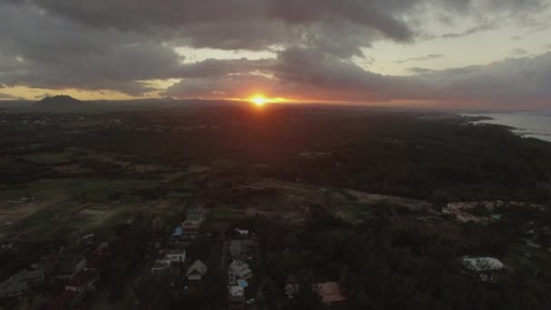 Latające nad zielonym lądem w Mauritius o zachodzie słońca — Wideo stockowe