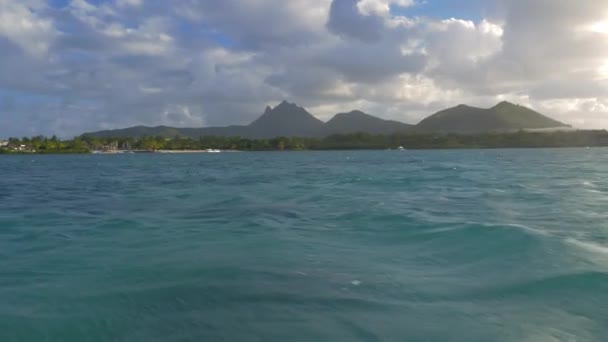 Pintoresca vista de la cadena y el Océano Índico desde el yate, Isla Mauricio — Vídeo de stock