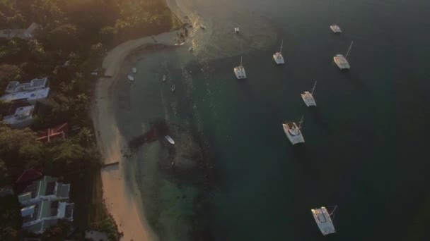 Volando sobre la costa de Mauricio al atardecer — Vídeo de stock