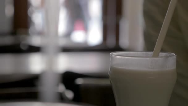 Person dricka horchata i café — Stockvideo