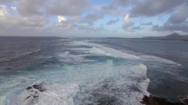 Αφρώδη κύματα του Ινδικού Ωκεανού, εναέρια άποψη — Αρχείο Βίντεο