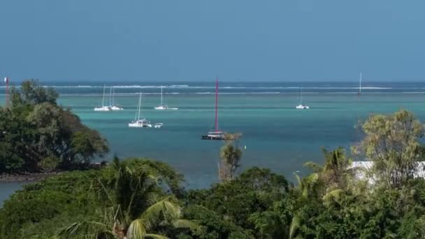 Időjárása vitorlás jachtok tiszta a tengerparton, Mauritius — Stock videók