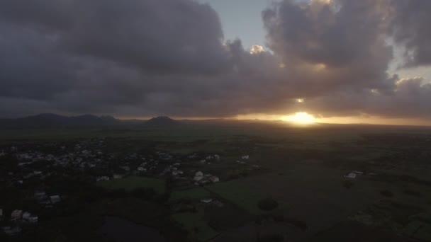 Veduta aerea dell'isola di Mauritius, foreste, fattoria, campi e colline contro il cielo del tramonto e nuvole rosa — Video Stock