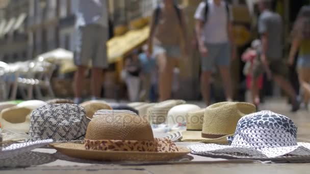 Vue du bas des chapeaux de soleil d'été qui se vendent sur le marché, Valence, Espagne — Video