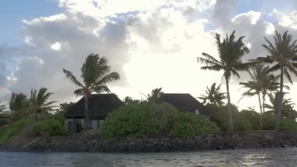 在热带地区，房屋查看从帆船 — 图库视频影像