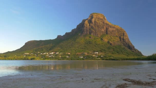 Le Morne Brabant mountain in Mauritius — ストック動画