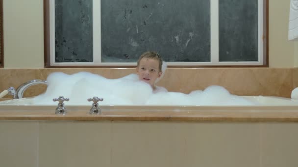 泡のお風呂を持っている遊び心のある子供 — ストック動画