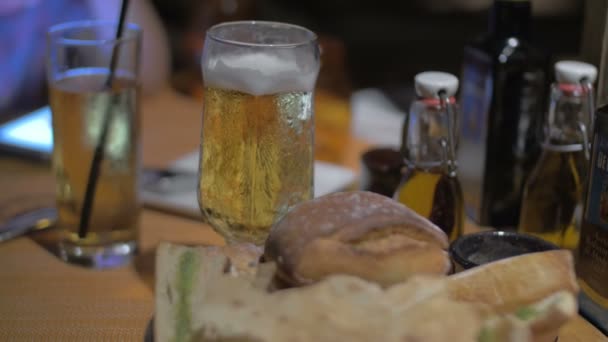 Bier en brood van de verschillende soorten als snack — Stockvideo