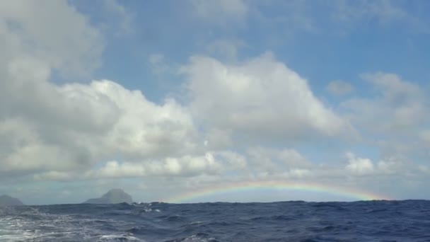 Widok tęczy na błękitne niebo z chmurami na Oceanie Indyjskim, Mauritius Island — Wideo stockowe