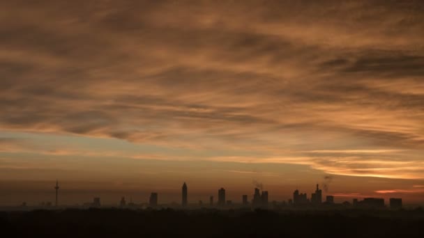 游戏中时光倒流的日出和法兰克福上空的云 — 图库视频影像