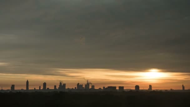 Timelapse du soleil se levant dans un ciel couvert sur la ville — Video