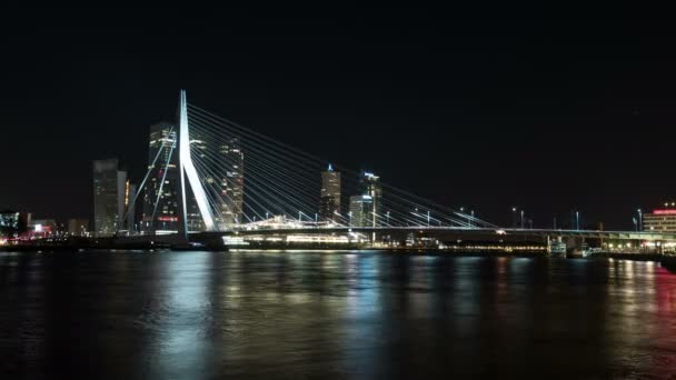 Timelapse toma de la noche del tráfico en el puente Erasmus, Rotterdam — Vídeos de Stock