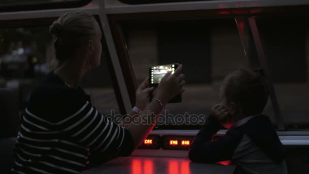 Madre e hijo viajando por la noche en Amsterdam — Vídeo de stock