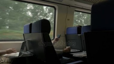 İnsanlar hücre ve tren içinde laptop ile eğlenceli